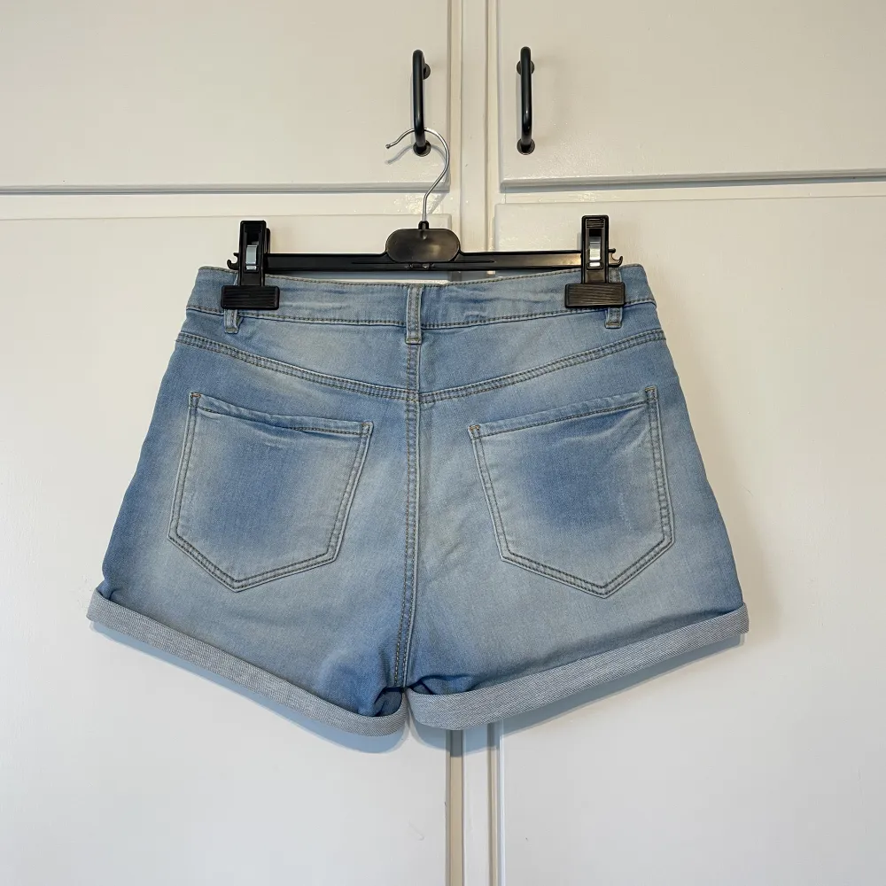 Shorts från Lindex. Storlek 164 men de är stora i storleken så skulle säga xs/s.  45 kr + frakt 🥰. Shorts.