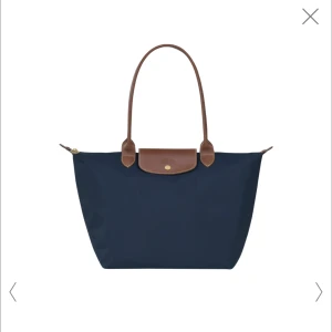Longchamp mörkblå väska - Fin mörkblå (navy) longchamp väska i storlek L som är knappt använd i utmärkt skick. Köpt för 1500 och säljer för 1000, pris kan diskuteras. Frakt ingår men inte spårbar