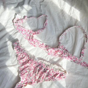Bikini  - En jätte fin bikini från Ginatricot, XS på  överdelen och M på underdelen❤️ 100kr för båda (man kan köpa det separat med❤️