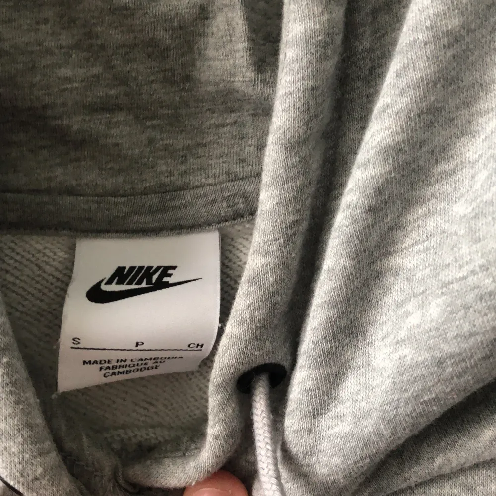 Säljer denna jättefina Nike hoodie, råkat köpa två 💕 helt ny, använd 1 gång bara. Köpte för 800 säljer för 700. Köpt i stadium. Hoodies.