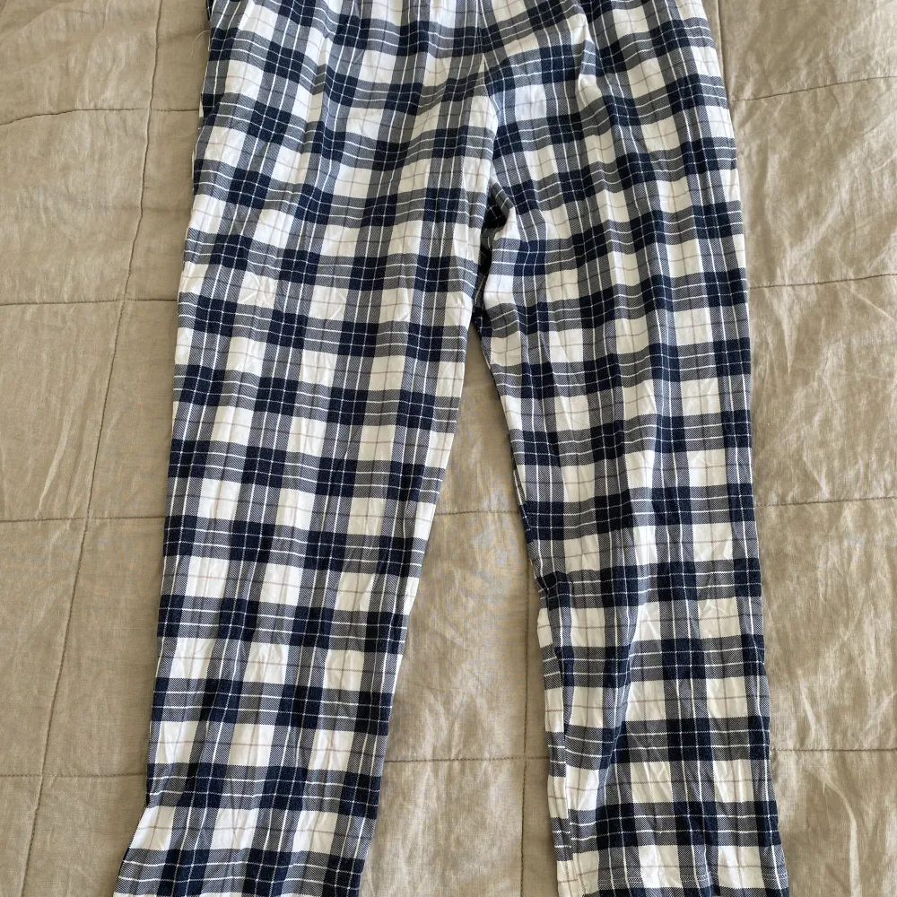 Blårutiga pyjamasbyxor i storlek M. Använda max 5 ggr så inpricip nyskick. Jag säljer dem då de är alldreles för kort för mig som är 180cm (därav ej några bilder när jag har på mig dem), passar snarare för dem som är under 170. Köpta för 299kr :). Jeans & Byxor.