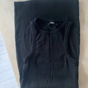 Svart klänning - Säljer den här ribbade tajta svarta klänningen, är en storlek M men passar även som en S🫶