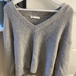 En v-ringad tröja - En v-ringad stickad tröja från pull and bear💞Köptes för 399 och är i bra skick då den inte har används så mycket🫶🏻