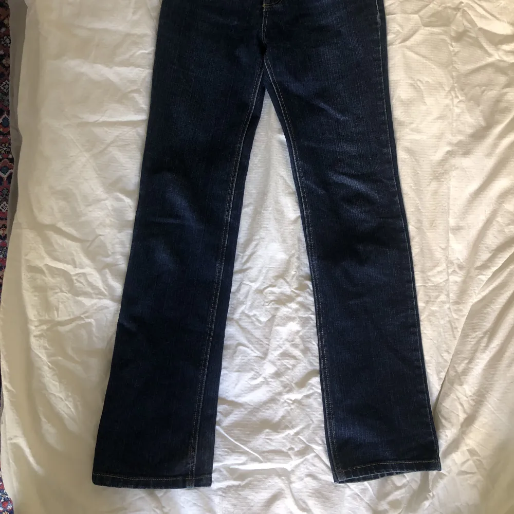 Mörkblå jeans. Jag är en 174. Mått: Insida lår, 76 cm Midja, 40 cm. Jeans & Byxor.