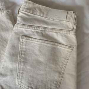 Jeans - Dem perfekta beigea jeansen från mango. Storlek 40 men mer en 38 i storleken. Hellånga på min som är 175. Rå söm nertill