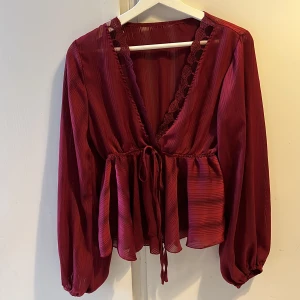 Röd blus - Fin blus som jag ej använder.