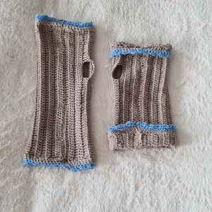 Stickade Underarmsvärmare - Hemgjorda stickade underarmsvärmare som värmer till vintern. Passar perfekt som gåva till dig själv eller julklapp