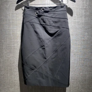 Kjol | Karen millen - En jättefin kjol från Karen millen med så fina detaljer på. Storlek 36 Skriv privat för mer bilder och info.