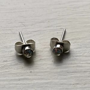 Silver örhängen med diamant - Små silver örhängen med diamant på. Använd få gånger, perfekt skick.