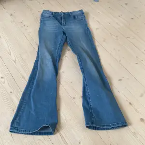 Ett par jätte fina jeans från Zalando i 152 men passar mig jätte bra som har 158, kom privat för fler bilder. Köpte dom för 350 säljer nu för 200