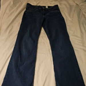 Lågmidjade bootcut jeans - Säljer dessa fina lågmidjade jeans då dem inte kommer till användning. Jag tycker att dem passar lite som bootcut då dem går lite ut vid fötterna. Pris går att diskutera 💕
