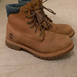 Timberland kängor storlek 37,5 - Fina och välvårdade skor som är sparsam använda. Fin ribbad detalj, gråblå färg. I riktigt skinn.