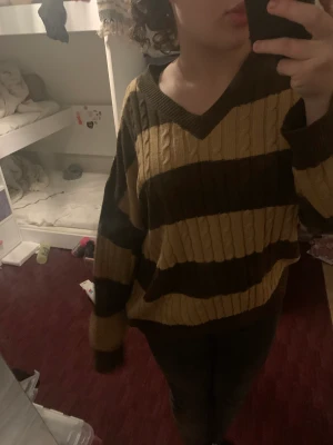 Cute Sweater - riktigt söt brun tröja, den är från shein men den är söt, jag använder den aldrig, jag har använt den 2-3 gånger och det skulle vara jättebra om någon annan kunde bära den, kanske stövlar en kjol