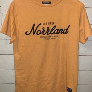 Säljer denna helt oanvända t-shirten från The Great Norrland. Den är i st Xs.. 80kr pris kan diskuteras!