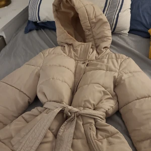 Jacka - En biege jacka i strl S. Använd en vinter. En vinter jacka