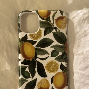 Mobilskal - Fint mobilskal med citromer på från ideal of sweden. Passar Iphone 11/XR. Liten defekt högst upp högra hörnet som visas på bilden
