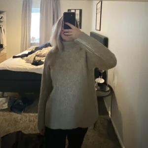 Stickad tröja  - Köpt från Zara och nästan oanvänd, silver detaljer 