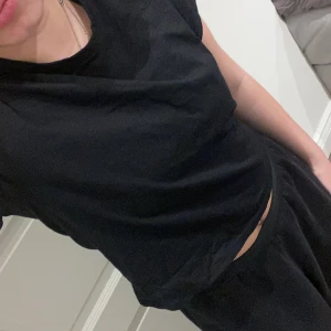 Svart T-shirt - En svart kortare T-shirt i storlek M från hm, helt oanvänd så den är i bra skick