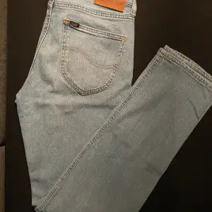 Lee jeans i 9/10 skick inte kommit till användning säljs av den anledningen storlek 30/32 i en staight fit Nypris| 1099 mitt pris| 299