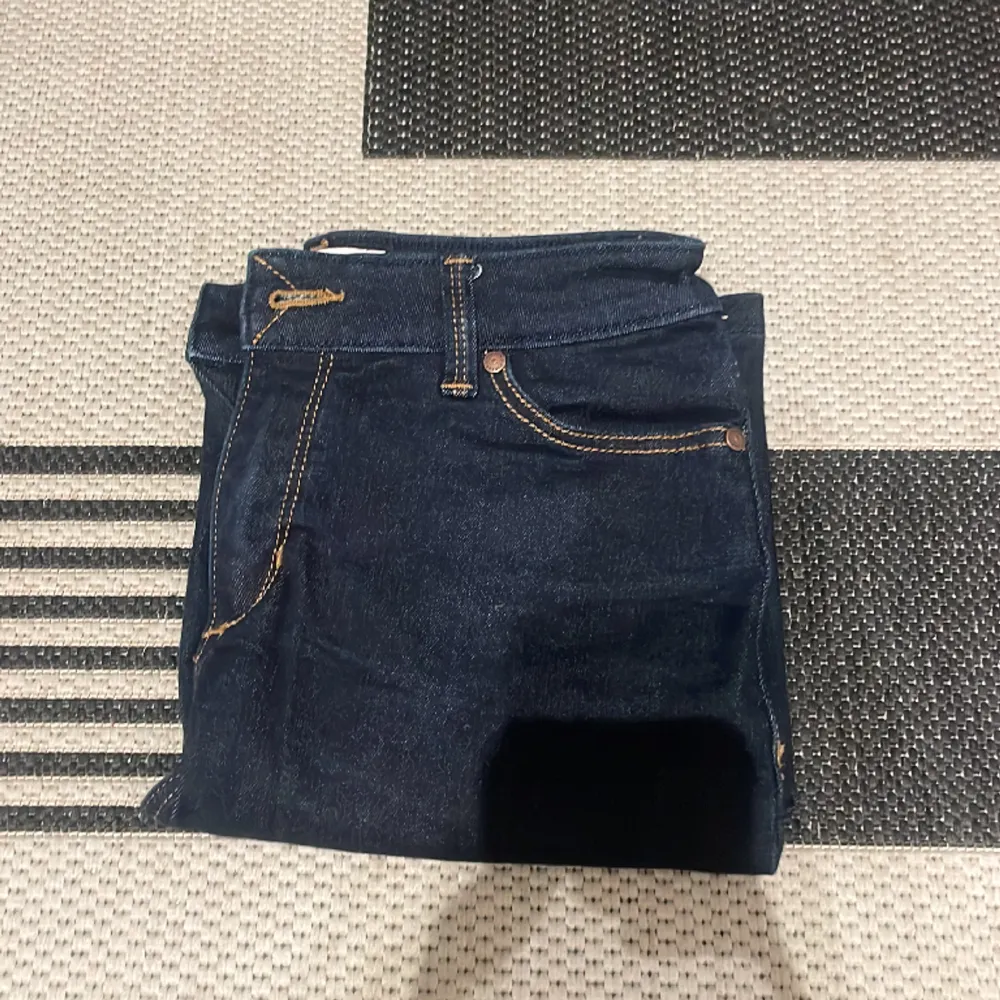 Snygg kjol. Den är mörkblå och är gjord av jeans matrial. . Kjolar.