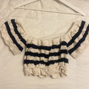 Stickad topp - Supersöt & snygg stickad topp från Zara. Mörkblå & vit. Så skön och sitter så bra på💖💖 Kan användas som off shoulder eller vanligt. Knappt använd 💖