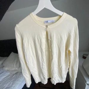 stickad kofta  - oanvänd stickad kofta i en kräm vit/ varm ton färg från zara. älksar den men har en liknande därav aldrig använt. koftan är i storlek M men passar mig lika bra som bör xs-s, köparen står för frakten💕