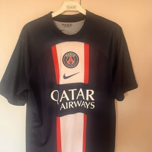 PSG tröja - Helt oanvänd psg tröja då den va för stor. Köpt för 1000 på JD sports