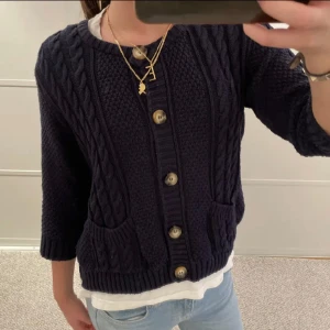 Kofta - stickad trekvartsärmad kofta, Marinblå.  storlek L men passar mindre (jag brukar ha xs/s) Lånad bild