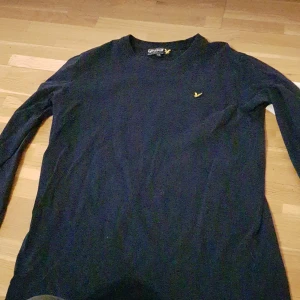 lyle & scott tröja - säljer nu min tröja då den knappt är använd (nyskick)