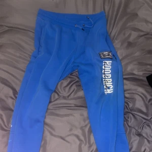 Hoodrich mjukisbyxor - Hoodrich mjukisbyxor med små fläckar 