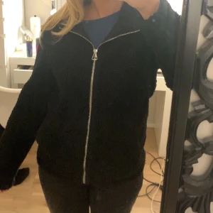 Teddyjacka  - Säljer en svarta teddyjacka från Hm❤️köpt förra året och säljer nu pga ingen använding❤️