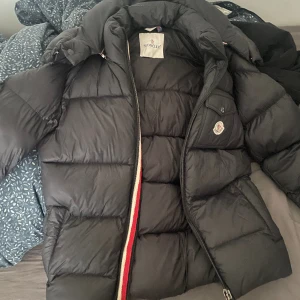 Moncler Jacka M - Använt säljer för att har ändrat stil 