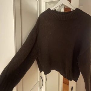 Brun stickad tröja🤎 - Säljer denna bruna stickade tröjan som är lite kortare, med slits på båda sidorna🤎Storlek XS men skulle säga att det är mer en strl S! Har en liten defekt som lätt går att sy ihop🤎