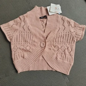 Bolero  - Säljer en superfin bolero som jag har använt 1 gång alltså är den i nyskick💕