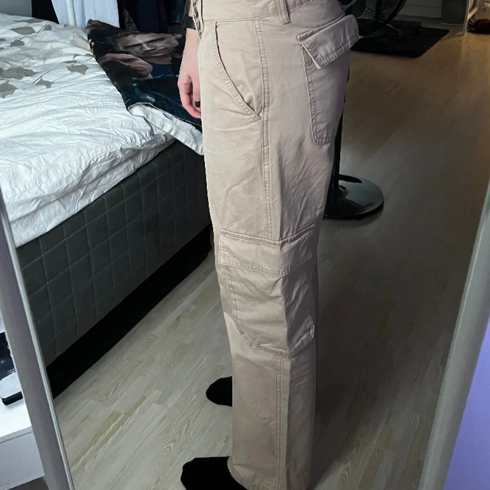 snygga lågmidjade cargopants som inte används längre. Jeans & Byxor.