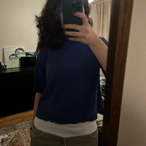 Stickad tshirt  - Blå stickad tshirt 