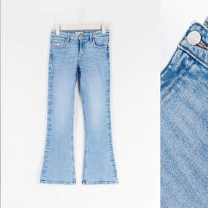 Säljer dessa Lågmidjade blåa jeans från Gina Young💓 de är aldrig använda och köpte de för 300 kr. Säljer de eftersom jag gillar längre jeans och de här var exakt på mig som är 160💓 De har justerbar midja som man ser på bilden💓köparen står för frakten💓