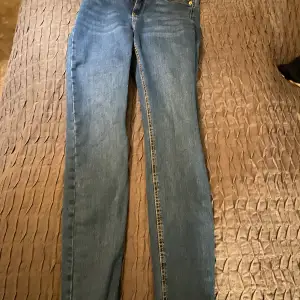 Molly perfect jeans  Högmidjade Använda en gång