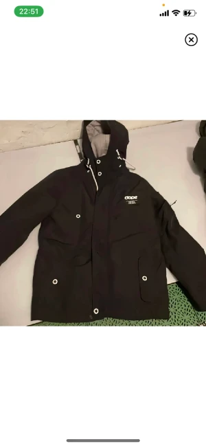 Dope slalomjacka och slalombyxor - Denna slalomjacka är skitsnygg och blir uppskattad av många den är varm och den har snöskydd i midjan så det ej ska komma in någon snö! Denna jacka funkar perfekt som en vanlig vinterjacka!