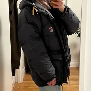 Fjällräven - Säljer denna Fjällräven jackan. Lite äldre årsmodell. Mörkblå. Passar mig som vanligtvis har storlek M i överdelar Täcken på användning därför priset!