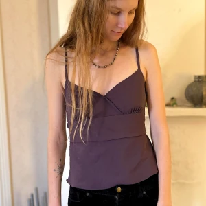 Linne - Topp/linne, lila, knytsnöre baktill.   Liten, passar XXS-XS