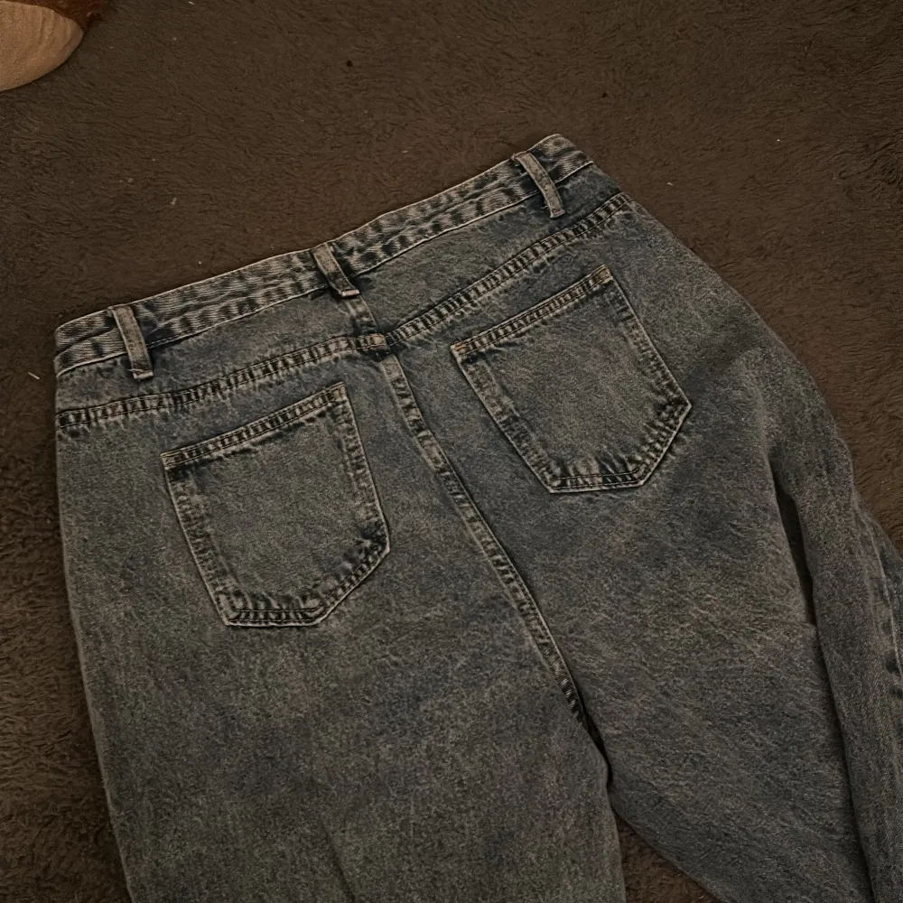 Helt oanvända jeans då dom inte passar, det är storlek L men skulle nog mer säga att de är storlek S-M . Jeans & Byxor.