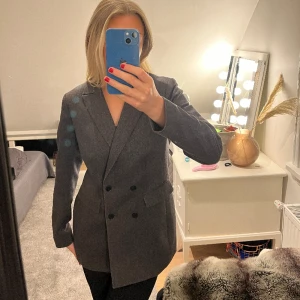 Blazer - Mörkgrå blazer från stockh lm. Strl 40 men passar mig som vanligtvis har 36/38. Mycket fint skick, använd ett fåtal gånger. Inköpspris 1200kr.