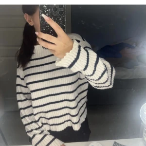 Randig tröja  - Säljer den här tröjan som jag köpte här från plick (hennes bilder) den är jättefin men kommer tyvärr inte till användning. 