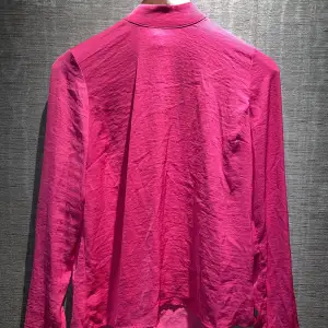 En så fin rosa tröja från Gina Tricot i storlek 36/S. Den är låg i ryggen. Det går att knyta en rosett där bak, eller bara ha de lösa. Passar till b.la fester. Skriv för bilder och info