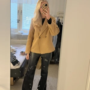 Kappa - Säljer min fina slutsålda korta kappa / jacka från H&M, nyskick! Köpt för en månad sen men inte kommit till så mycket användning då jag en annan vinterjacka. Varm och funkar med stickad under utan problem❤️köpt för 550 