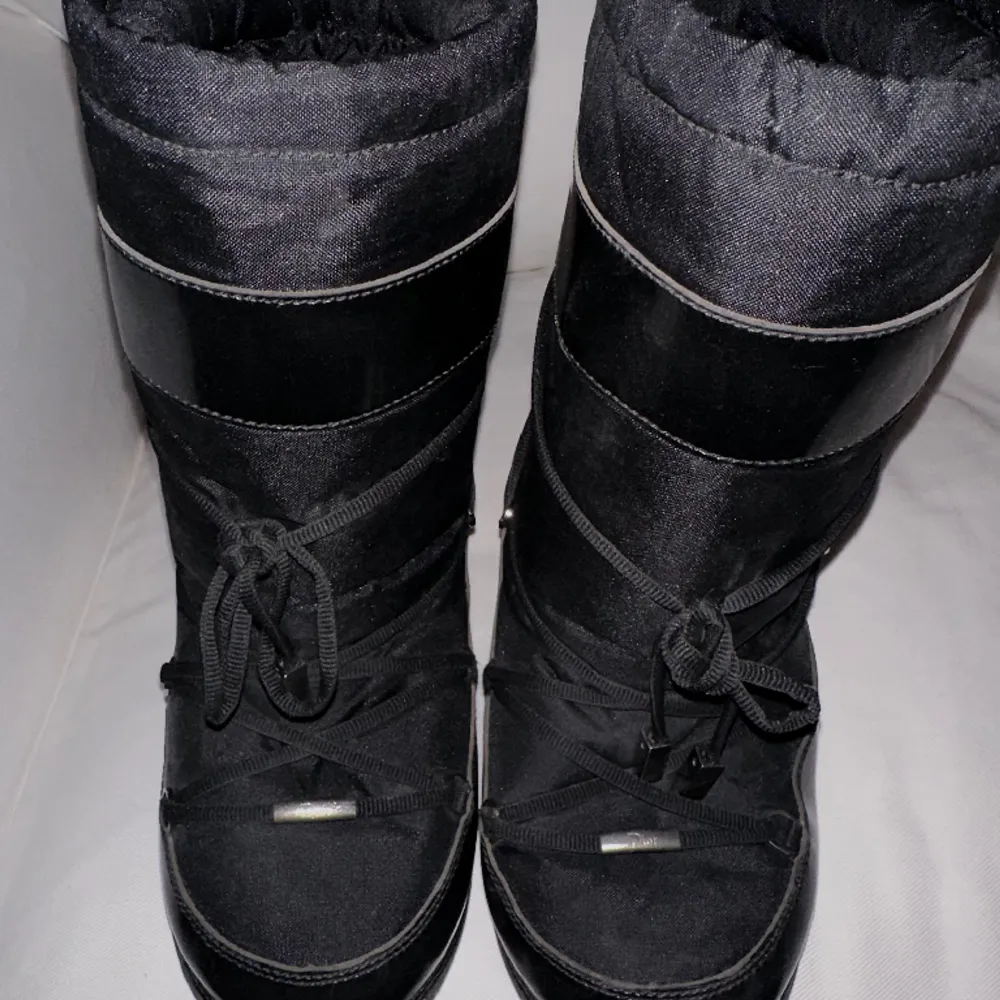 Hej 🤎 kollar intresset på mina moon boots från Dior, de är köpta på Vestiaire Collective. Men säljer då de är lite små för mig. Passar någon som har en 35a/36a🤎 Verkligen jättefina och varma 🤎🤎. Skor.