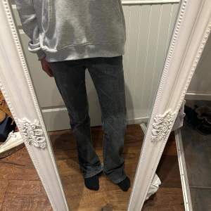 Skiiiit snygga och såå low waist jeans köpt seconhand på en marknad i Spanien ❤️‍🔥❤️‍🔥❤️‍🔥🫶🏼🫶🏼 mina favorit jeans, men lite stora på mig därför säljer jag 🥲🥲❤️‍🔥❤️‍🔥