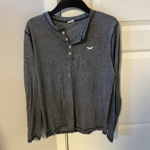 Hollister långärmad grå - Väl använd men i bra skick - Skrynklig