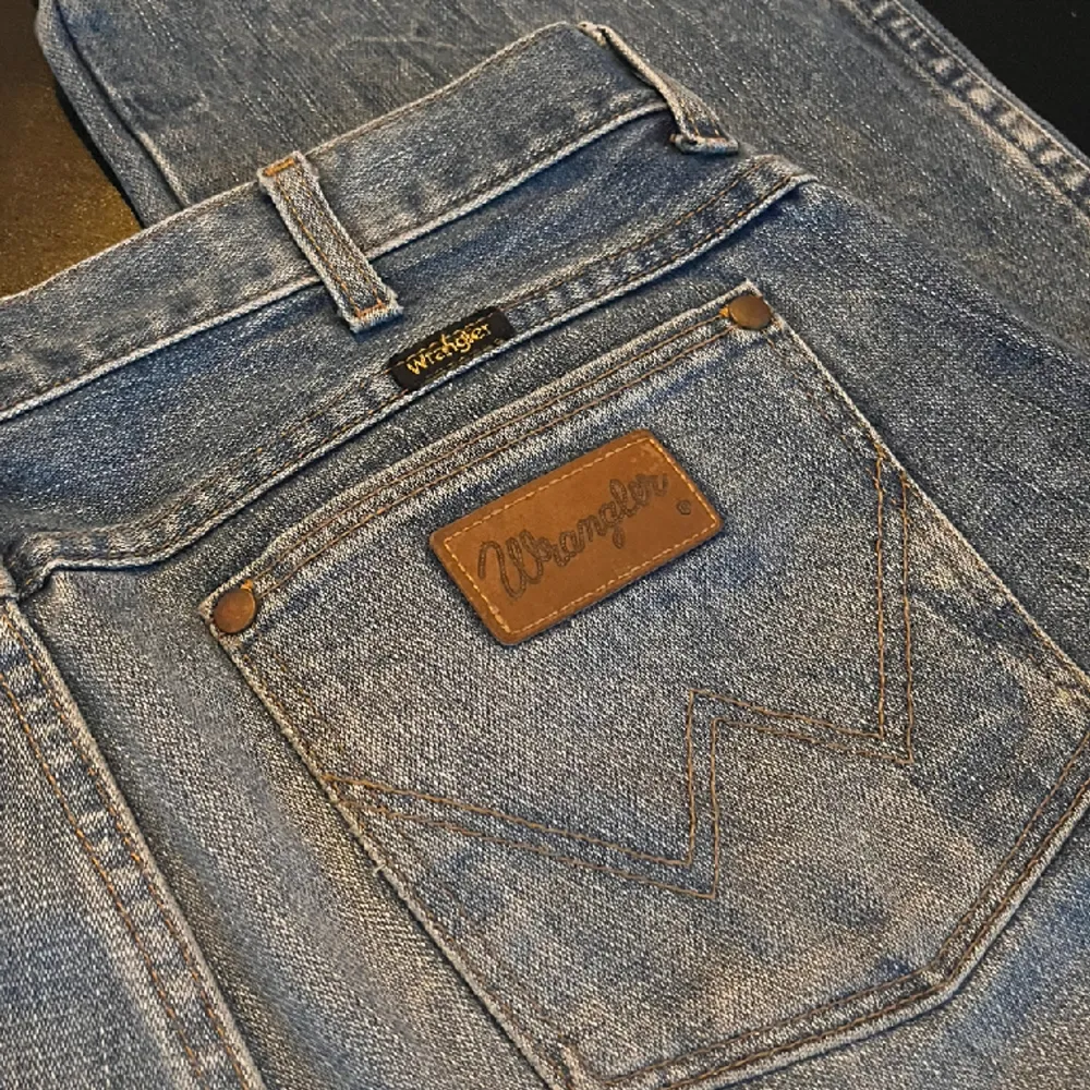 Wrangler jeans i blå 💙 Ytterbenslängd - ca 114 cm Innerbenslängd - ca 91 cm Midjemått - ca 88 cm Låg/medel hög midja 🧸. Jeans & Byxor.